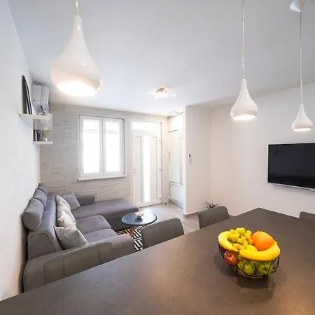 Modern With Loggia Terrace And Parking * زادار
