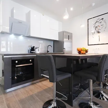 Modern With Loggia Terrace And Parking 公寓