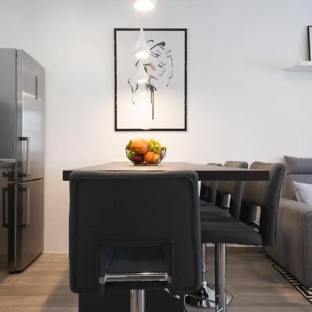 Modern With Loggia Terrace And Parking شقة