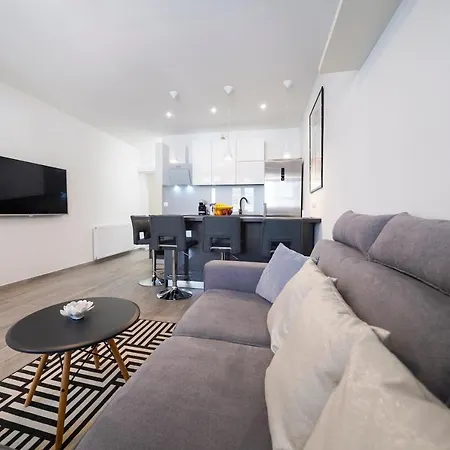 Modern With Loggia Terrace And Parking 扎达尔