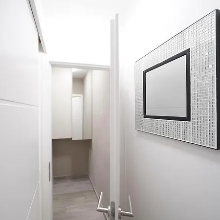 Modern With Loggia Terrace And Parking 公寓 *