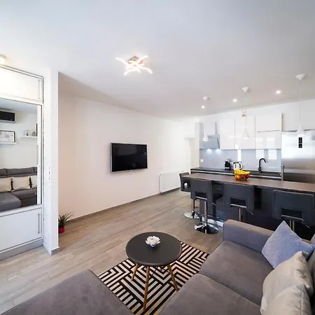 Modern With Loggia Terrace And Parking شقة زادار