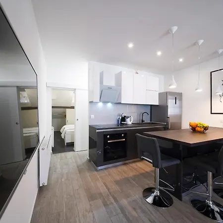 Modern With Loggia Terrace And Parking 公寓
