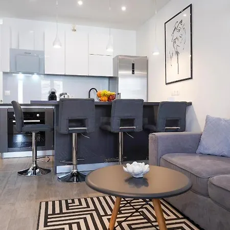 Apartman Modern With Loggia Terrace And Parking Zára