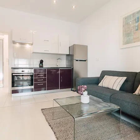 Apartman Modern With Loggia Terrace And Parking Zára